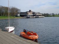 사우스미어 커뮤니티 센터는 《미스핏츠》 촬영 장소로 사용되었다.