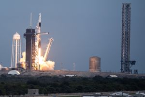 2024년 LC-39A에서 팰컨 9 발사가 계속되는 동안 스타십 발사 타워 건설 현장(오른쪽)