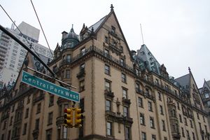 더 다코타는 허구의 브램포드 빌딩 외부 장면의 대역으로 사용되었다.