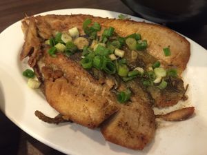 타이베이 식당에서 제공되는 구운 갯농어 뱃살 필레