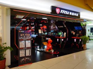 MSI 매장. MSI의 마스코트 럭키(Lucky)가 입구에서 고객을 맞이한다.
