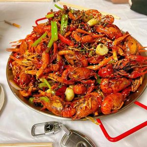 진후현의 간볜(干煸, 중국식 조미료 - 굽거나 조림하기 전에 건조-튀긴) 가재 요리