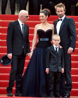 2012년 칸 영화제 러스트 앤 본 시사회에서 마리옹 코티야르, 아르망 베르두르, 자크 오디아르와 함께 있는 스후나르츠