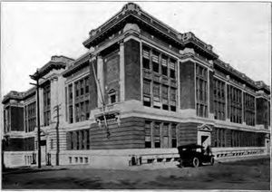 링컨 홀, 1920년경. 당시 고등학교였으며, 현재는 대학의 극장 및 공연 예술 센터로 사용된다.