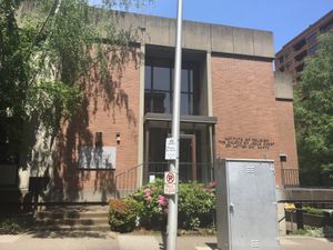 캠퍼스에 위치한 예수 그리스도 후기 성도 교회의 종교 연구소 및 교회