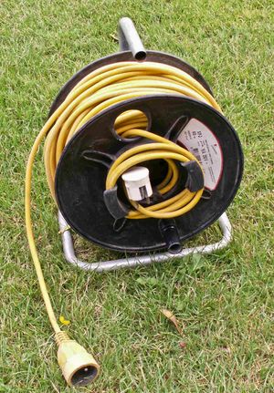 릴에 감긴 250V, 16A 전기 케이블