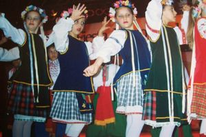 우크라이나계 아르헨티나 소녀들의 춤.