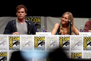 2013년 샌디에이고 코믹콘에서 연설하는 마이클 C. 홀과 줄리 벤즈