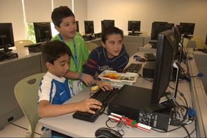 멕시코 시티에 위치한 몬테레이 공과대학교에서 열린 어린이 로봇 캠프 참가자들.