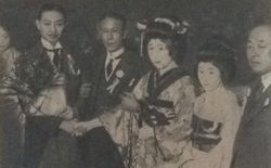 1919년 방일 당시의 메이란팡(왼쪽). 그 오른쪽에 오쿠라 키시치로와 무라타 카쿠코가 있다.