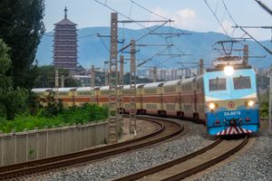 베이징시 펑타이구 화이수링에서 여객 열차를 견인하는 SS8 기관차.