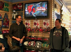 케사다와 작가/프로듀서 조 켈리가 2012년 3월 31일, 맨해튼의 미드타운 코믹스에서 팬들을 위해 얼티밋 스파이더맨의 미리보기를 준비하고 있다.