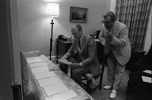 1974년 포드 대통령과 고문 로버트 하트만이 새로운 부통령 후보자 선출 관련 서류를 검토하고 있다