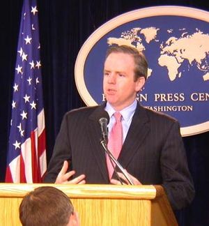 대통령 고문 댄 바틀릿이 조지 W. 부시 대통령의 국정 연설에 대한 브리핑을 하는 모습, 2005년 2월 3일.