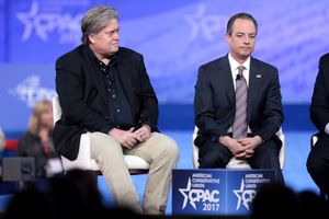 선임 고문 스티브 배넌이 2017년 보수정치행동회의에서 백악관 비서실장 라인스 프리버스와 함께 등장했다.