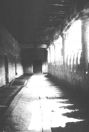 바르잔의 안뜰에서 깔개와 함께 복도