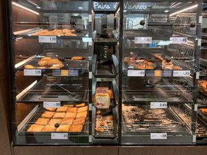 리들은 때때로 매장에서 직접 만든 제품을 제공하며, 프랑스 매장의 셀프 서비스 베이커리가 그 예시이다.