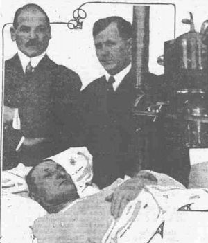 시카고의 세인트 루크 병원에서 엑스레이 촬영 중인 모이어