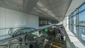 공항 터미널 내부, 2018