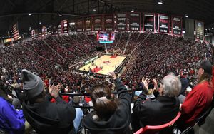 비에야스 아레나, 샌디에고 주립 애즈텍스 남자 및 여자 농구의 홈 구장