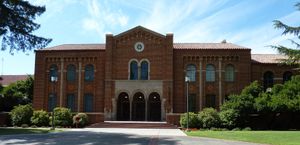 1910년에 설립된 프레즈노 시티 칼리지는 캘리포니아 커뮤니티 칼리지 시스템에서 가장 오래된 캠퍼스이다.