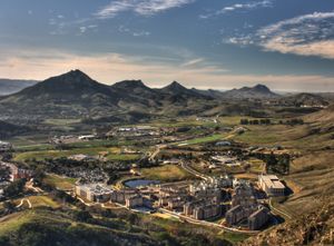 2009년에 지어진 폴리 캐니언 빌리지 학생 기숙사