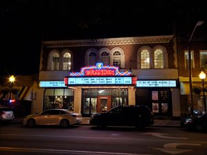 그랜딘 극장 외부의 야경 사진