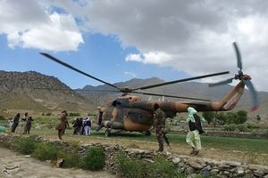 헬리콥터를 통해 피해 지역에 도착한 구조팀