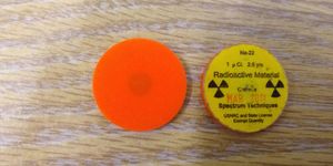 1 μCi의 나트륨-22가 들어있는 디스크