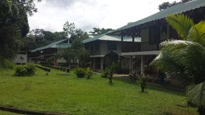 티푸티니 강둑을 따라 야수니 국립공원에 위치한 에콰도르의 야수니 연구소 부지