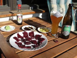 노르웨이에서 고래고기 살라미(수제). 깃코만의 간장과 와사비, 그리고 젓가락도 제공된다.