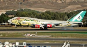 마드리드 바라하스 공항에 착륙하는 아에로수르의 보잉 747-400