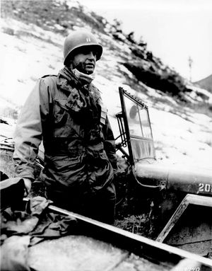 제1기병사단 제5기병연대 F 중대 J. W. 핀리 대위(조지아주 해즐허스트 출신)는 중국 수류탄 폭발로 인해 심각한 목과 얼굴 부상을 입었음에도 불구하고, 두 대의 지프 사이에 몸을 똑바로 세우고 자신이 응급 처치를 지시하고 부상당한 부대원들을 대피시키는 것을 마치기 전까지는 떠나기를 거부했다. 1951년 2월 22일.