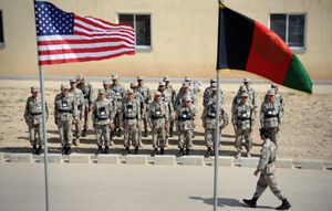 나토 훈련을 받은 아프가니스탄 국경 경찰이 셰베르간에서 대기하고 있다