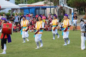 토케시 청년회 회원들이 요미탄 마을에서 전통 에이사를 타이완 두란에서 공연하고 있다.