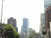 미나토구미나미아오야마 5초메에서 본 아오야마 거리. 오른쪽에 유엔 대학교가 보인다.