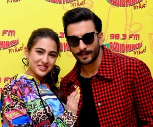 칸은 공동 출연자 란비르 싱과 함께 심바를 홍보한다