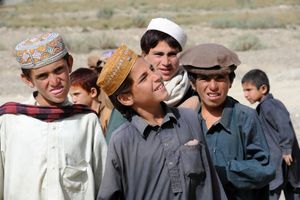 현지 아프가니스탄 어린이들이 라바트 마을의 보안을 개선하고 안정을 높이기 위해 미국 육군 특수부대와 아프가니스탄 국가 경찰이 지역을 순찰하는 것을 지켜보고 있다.