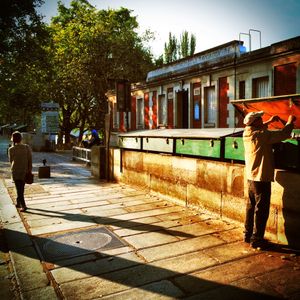 하루 일과를 마친 부키니스트가 가판대를 닫고 있다.