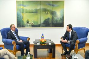 코소보 총리 알빈 쿠르티, 프리슈티나에서 VLEN 대표 아르벤 타라바리와 회담 중