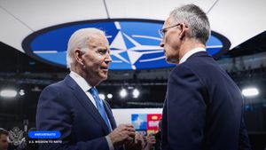 2022년 6월 29일 스페인 마드리드에서 열린 2022년 NATO 정상회의에서 NATO 사무총장 옌스 스톨텐베르그와 함께 있는 바이든 대통령