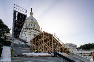 바이든 취임 연설을 위해 설치 중인 미국 국회의사당 연단
