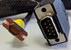마이크로 D 커넥터와 수컷 DE-9 비교
