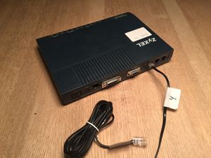 AUI (DA-15) 및 시리얼 콘솔 (DE-9) 커넥터가 있는 라우터. 슬라이딩 클립이 있는 것을 볼 수 있다.