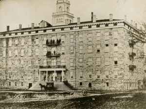 찰스 매캘리스터가 학교의 첫 번째 건물로 사용하기 위해 미니애폴리스에 있는 윈슬로 하우스를 기증했다.