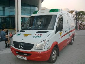 대한민국의 구급차. 차량에 "119"라고 적혀 있다.