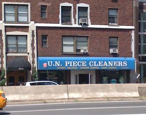 많은 사업체들은 사업체 이름을 더욱 기억에 남도록 만들기 위해 언어 유희를 활용한다. 이 사업체는 유엔 본부 근처에 위치하고 있으며, 유엔 평화 유지군이라는 용어를 이용한 언어 유희를 보여준다.