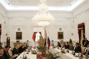 2007년 러시아 국빈 방문 당시 메르데카 궁에서 블라디미르 푸틴과 유도요노의 만남