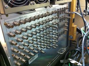 BNC 단자가 배열된 비디오 스위처 후면