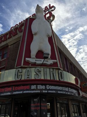 엘코 시내의 커머셜 카지노에 있는 상징적인 "화이트 킹"